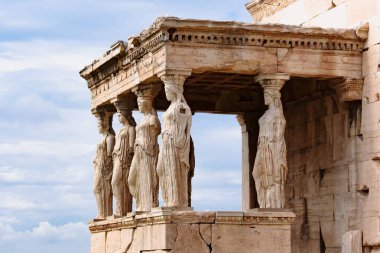 Yunanistan 'ın başkenti Atina' daki Caryatid Verandası 'nın ayrıntıları. Antik Erechtheion veya Erechtheum tapınağı. Akropolis Tepesi 'nin dünyaca ünlü simgesi.