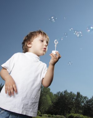 Çocuk kabarcıklarla oynuyor