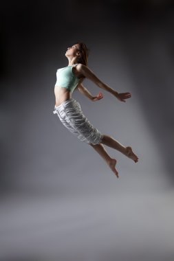 Güzellik kız dans gri arka plan üzerinde