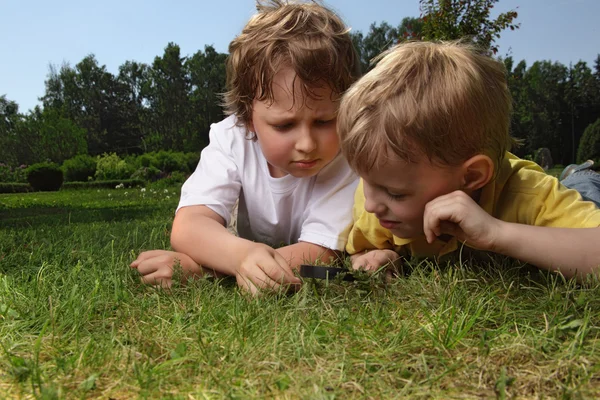 Twee jongens met Vergrootglas buitenshuis — Stockfoto