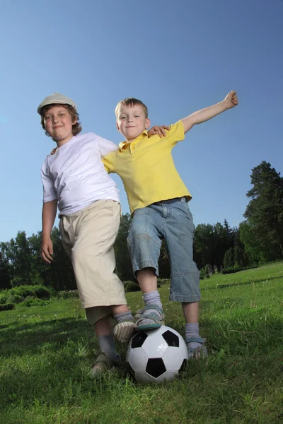 Deux heureux garçon jouer dans le football — Photo