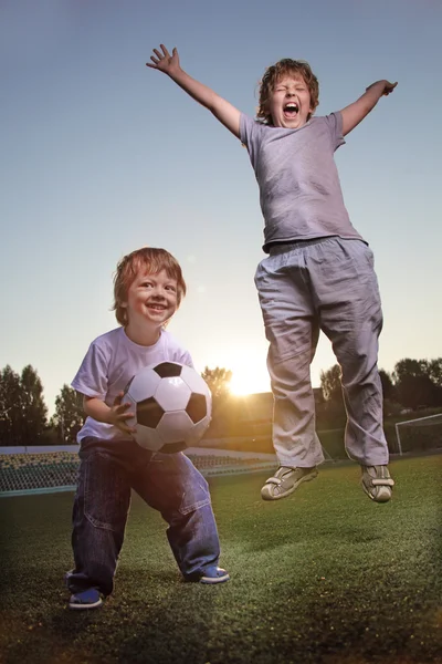 Iki mutlu çocuk oyun futbol — Stok fotoğraf