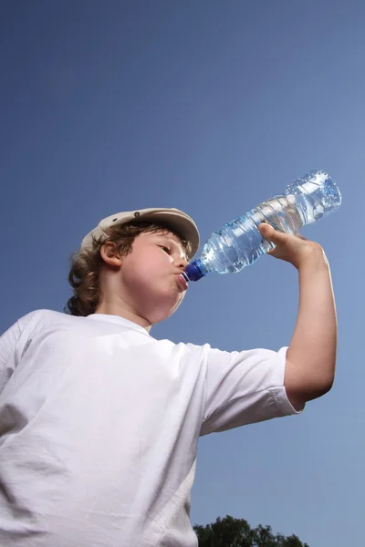 Pojke dricka vatten från flaska — Stockfoto