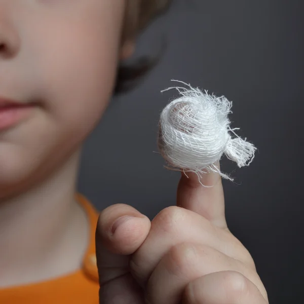 Jongen met een wond aan zijn vinger — Stockfoto