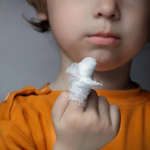 Garçon avec une blessure au doigt — Photo