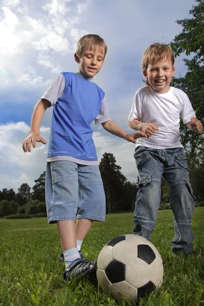 Iki mutlu çocuk oyun futbol — Stok fotoğraf