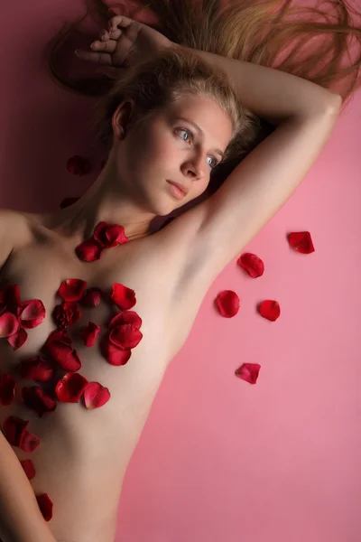 玫瑰花瓣的美丽女人 — 图库照片