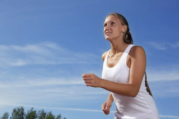 Belleza chica correr al aire libre — Foto de Stock