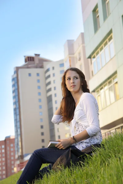 Fille sur herbe à l'extérieur — Photo