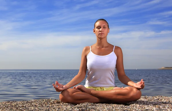 Schönheit Mädchen in Lotus Pose — Stockfoto