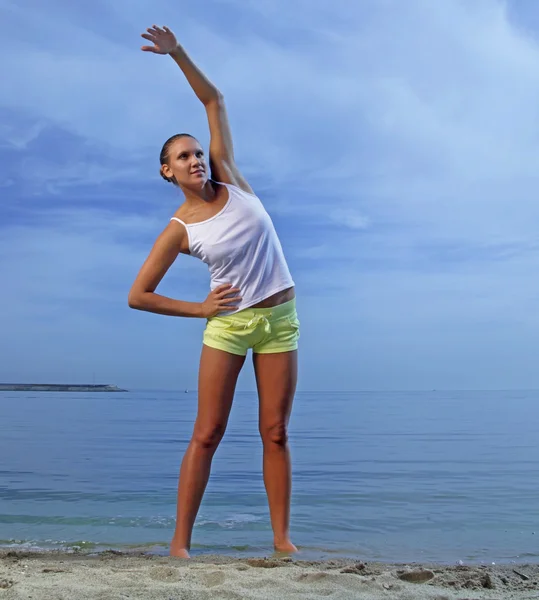 Piękna dziewczyna robi ćwiczenia sportowe na świeżym powietrzu — Zdjęcie stockowe