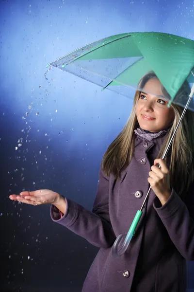 Glückliches Mädchen im Regen — Stockfoto