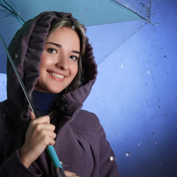 快乐的女孩在雨中 — 图库照片