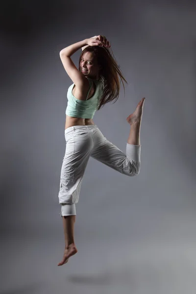 Bellezza ragazza danza su sfondo grigio — Foto Stock