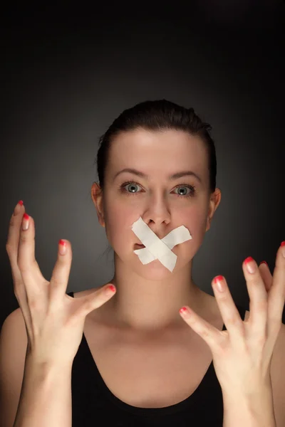 Schönheit Mädchen mit Klebeband auf den Lippen — Stockfoto