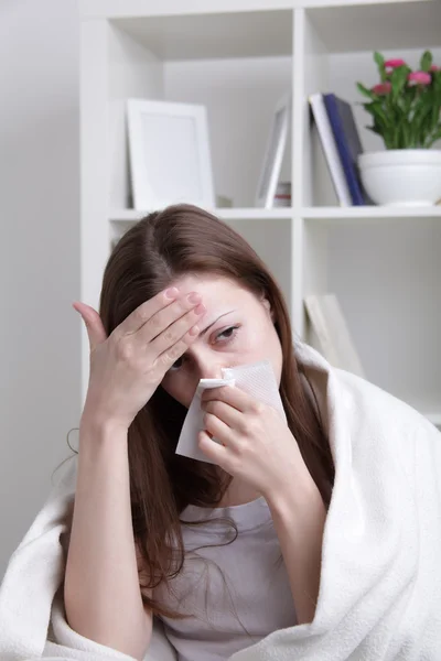 Sie leidet an einer Erkältung — Stockfoto