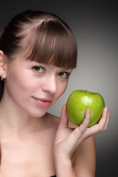Schönheit Mädchen mit grünem Apfel — Stockfoto