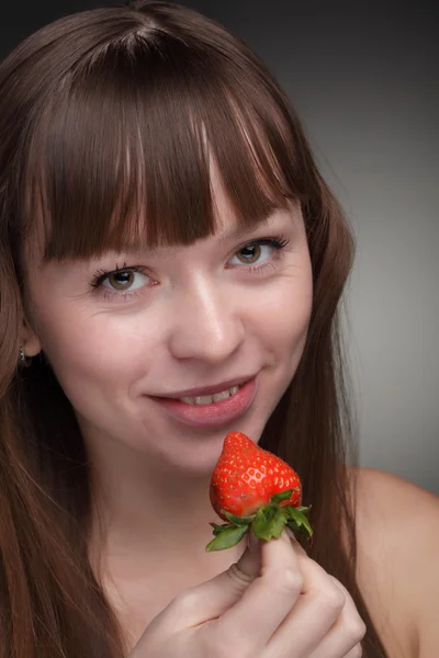 Skönhet flicka äta jordgubbar — Stockfoto