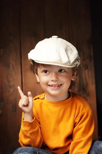 Intelligente ragazzo su legno sfondo — Foto Stock