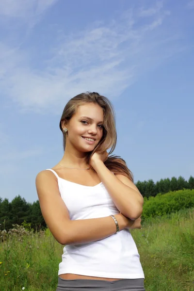 Belleza chica al aire libre — Foto de Stock