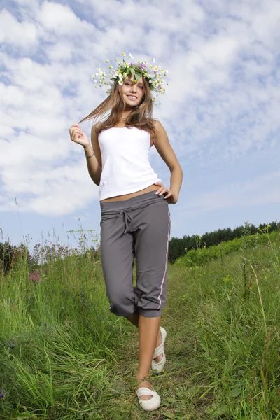 Giovane donna con diadema di fiori — Foto Stock