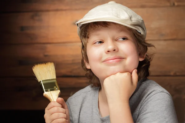 Glücklicher Junge mit Pinsel — Stockfoto