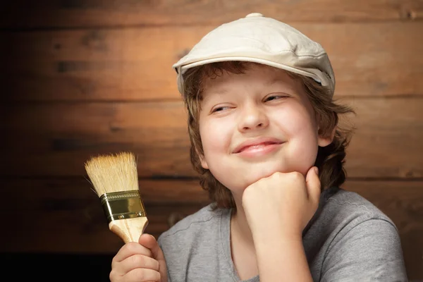 페인트 붓을 든 행복 한 소년 — 스톡 사진