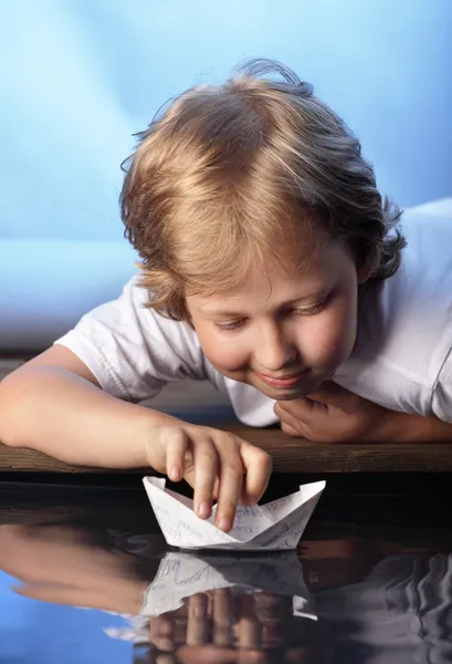 Papier schip in kinderen hand — Stockfoto