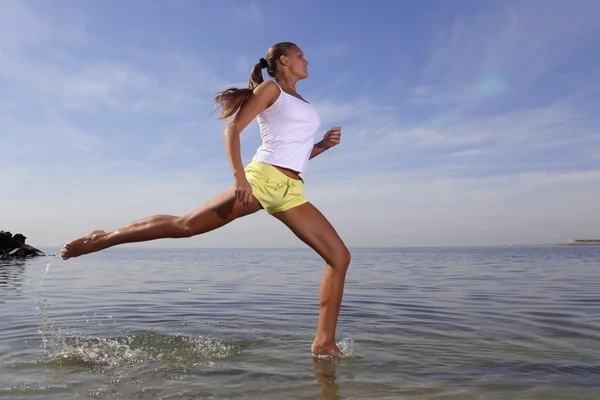 Schoonheidsmeisje lopen op het strand Stockafbeelding