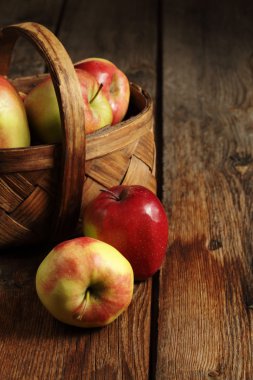 ahşap güverte üzerinde elma