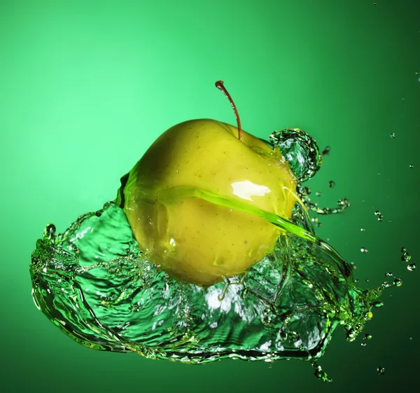 Яблоко в соке — стоковое фото