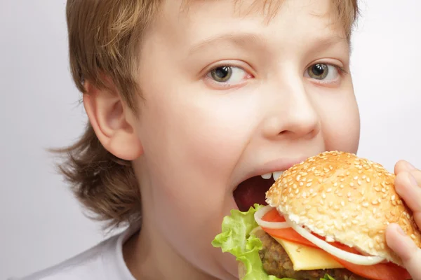 Junge mit Burger — Stockfoto