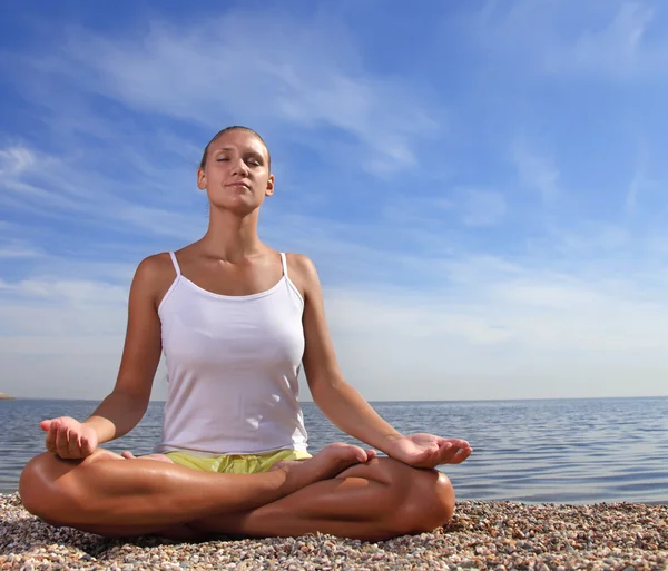 Schönheit Mädchen in Lotus Pose — Stockfoto