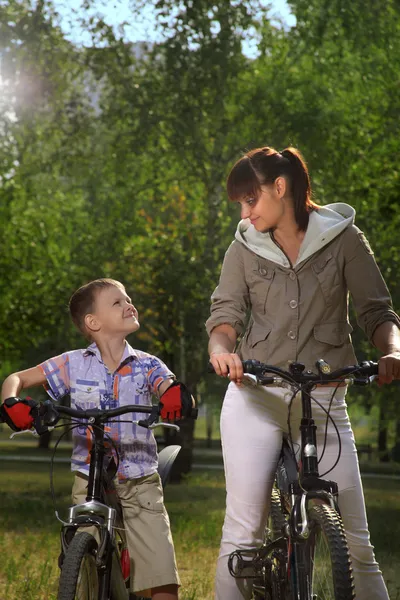 Семья на велосипеде велосипеде в парке — стоковое фото