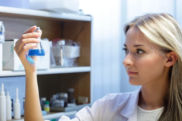 Piękno naukowiec w laboratorium chemicznym — Zdjęcie stockowe