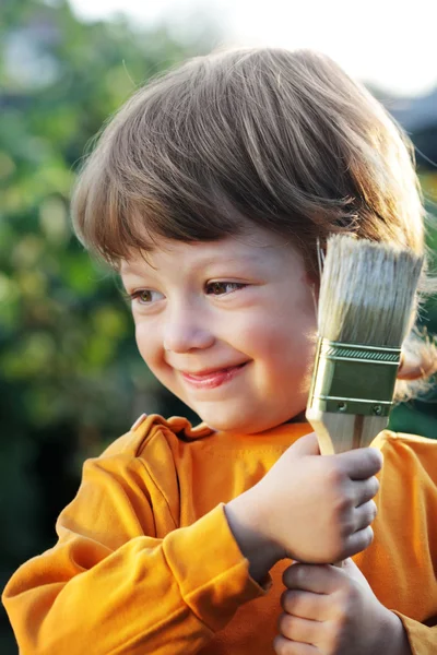 Menino feliz com pincel de pintura — Fotografia de Stock