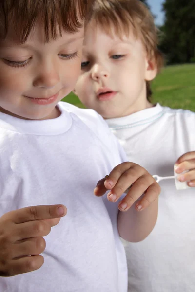 Bambini con coccinella a portata di mano — Foto Stock