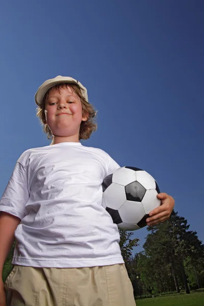Chłopiec z piłką nożną — Zdjęcie stockowe
