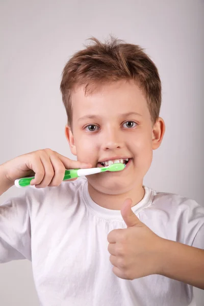 Menino feliz com escova de dentes — Fotografia de Stock