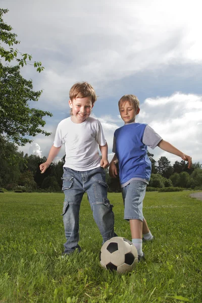 Deux heureux garçon jouer dans le football — Photo