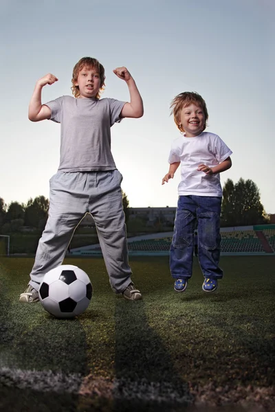 在足球比赛中的两个快乐的孩子玩 — 图库照片
