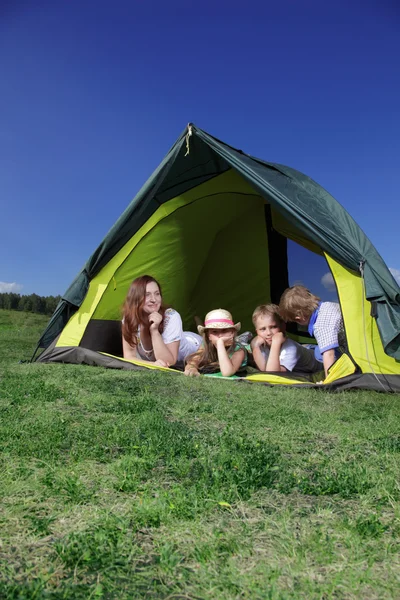 Bonne famille dans la tente — Photo