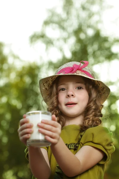 Chica con vaso de leche — Foto de Stock