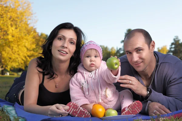 Dışarıda mutlu bir aile — Stok fotoğraf