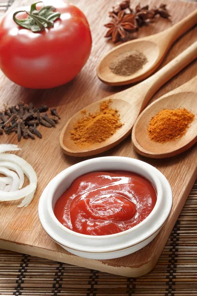 Ingrediente di salsa sulla tavola di legno — Foto Stock