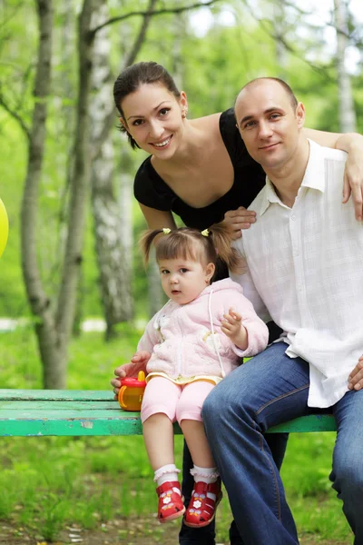 Famille heureuse en plein air — Photo