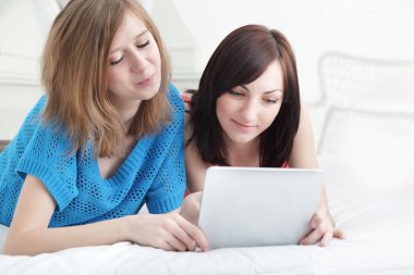 tablet pc ile iki güzel kız