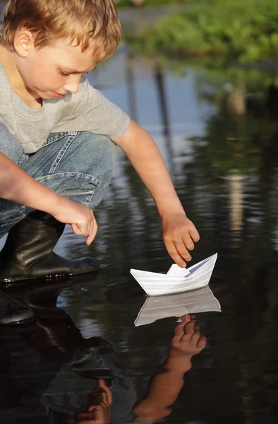 Bateau en papier dans la main des enfants — Photo