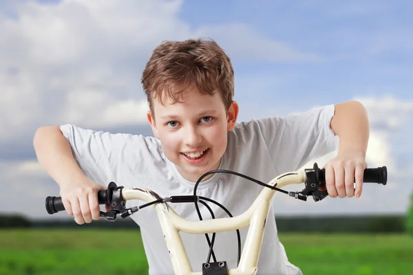 Gelukkige jongen op fiets — Stockfoto