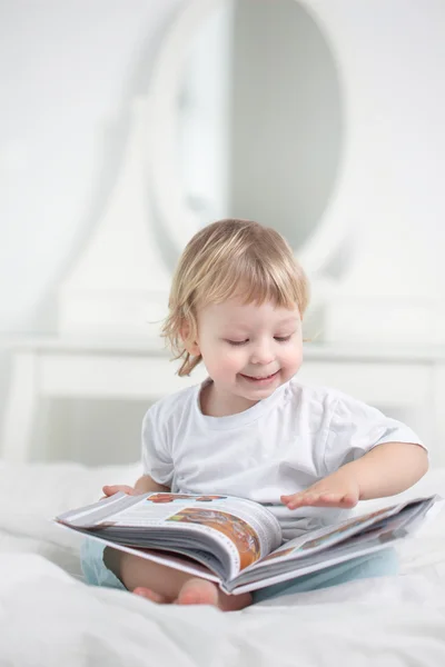 Lycklig pojke läsa bok — Stockfoto